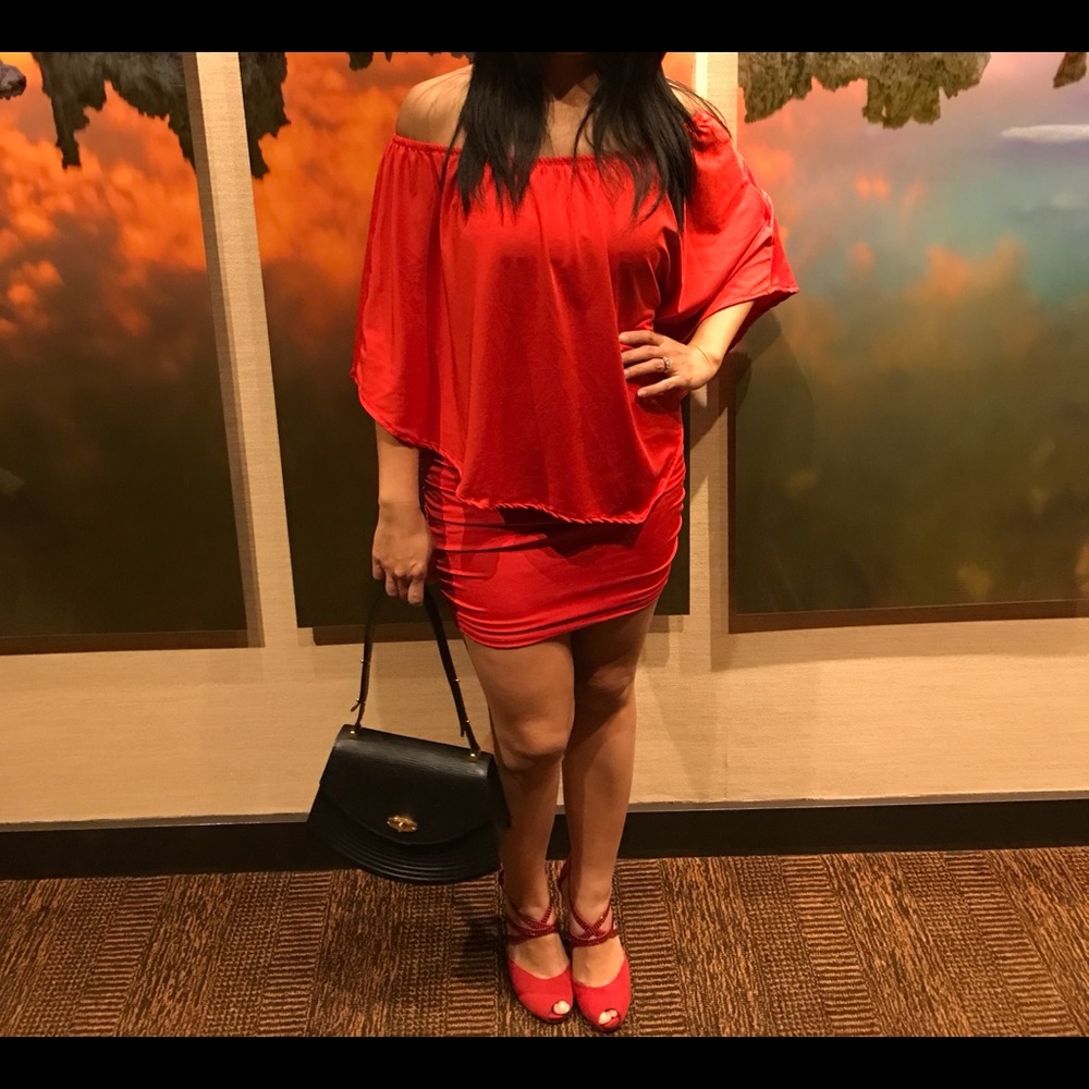 Off the shoulders red dress form fitting but yet comfortable
